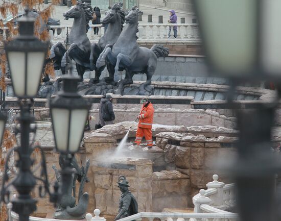 Подготовка фонтанов на Манежной площади к открытию