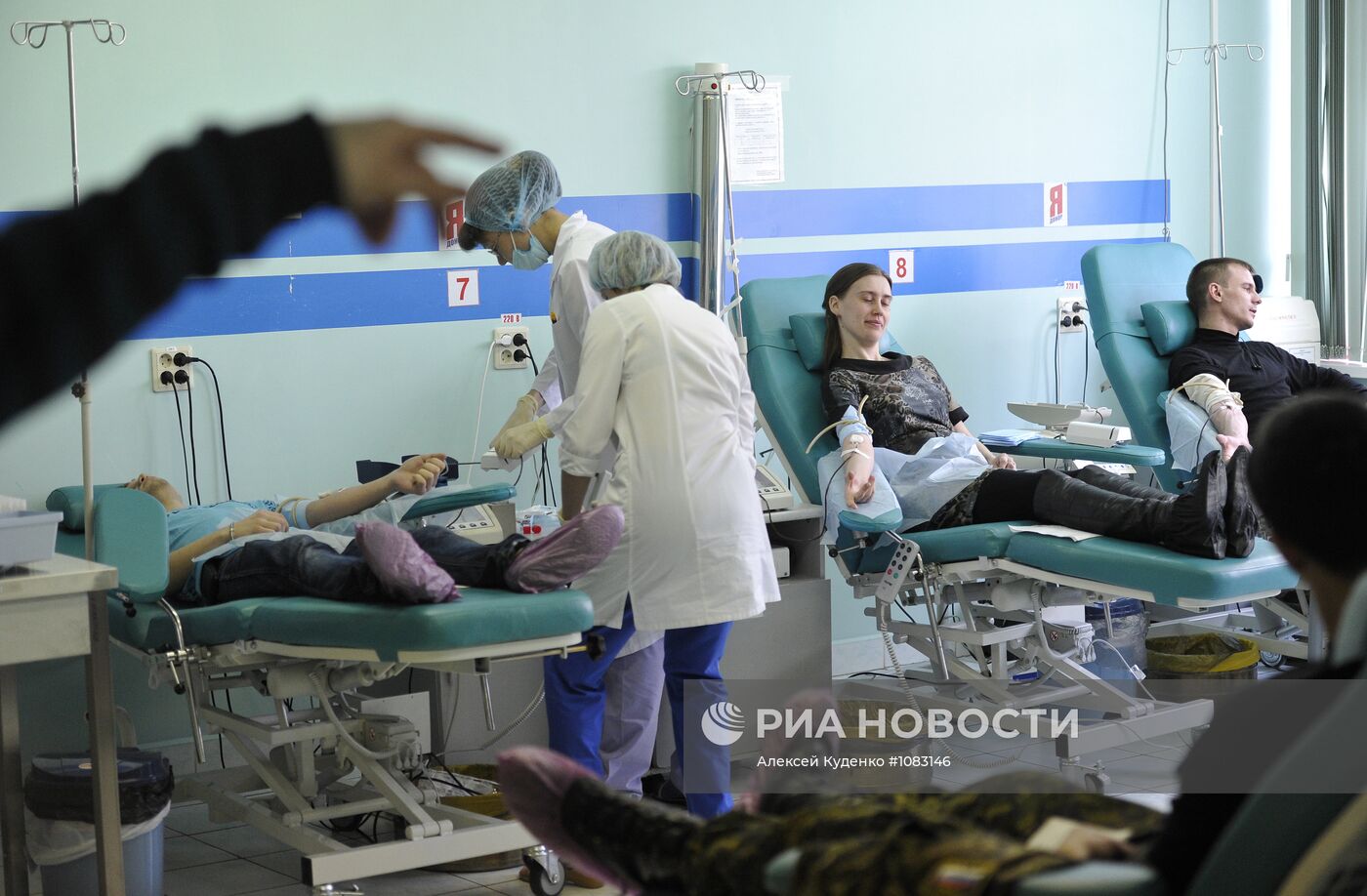 Сдача крови для пострадавших при крушении самолета ATR-72