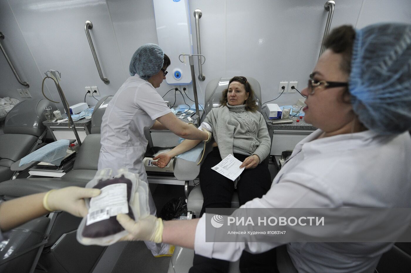 Сдача крови для пострадавших при крушении самолета ATR-72