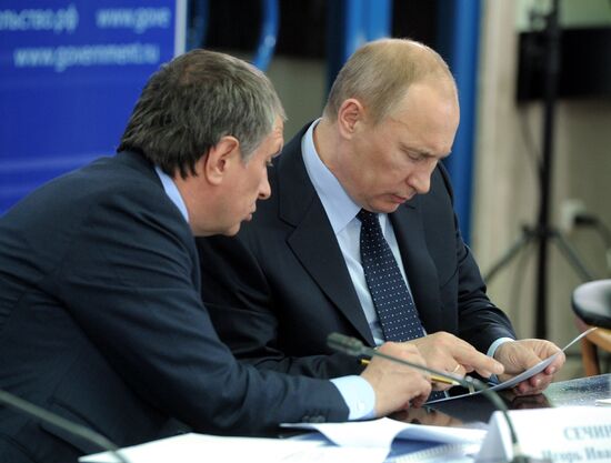 В.Путин провел совещание по развитию автомобильной отрасли