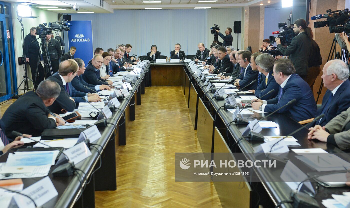 В.Путин провел совещание по развитию автомобильной отрасли