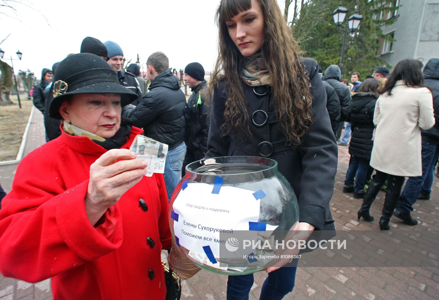 Сход жителей города Гусева в поддержку избитой Елены Сухоруковой