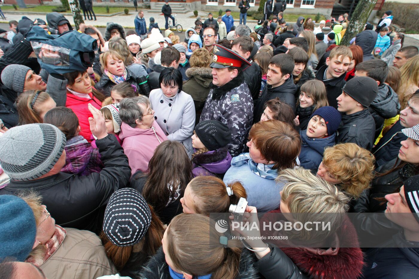 Сход жителей города Гусева в поддержку избитой Елены Сухоруковой