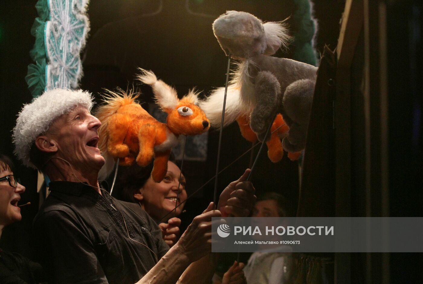 Работа Омского театра куклы, актера, маски "Арлекин"