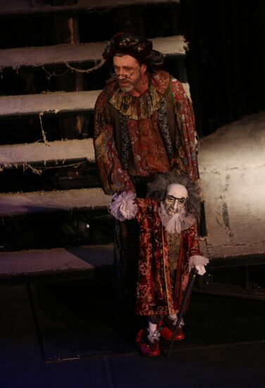 Работа Омского театра куклы, актера, маски "Арлекин"