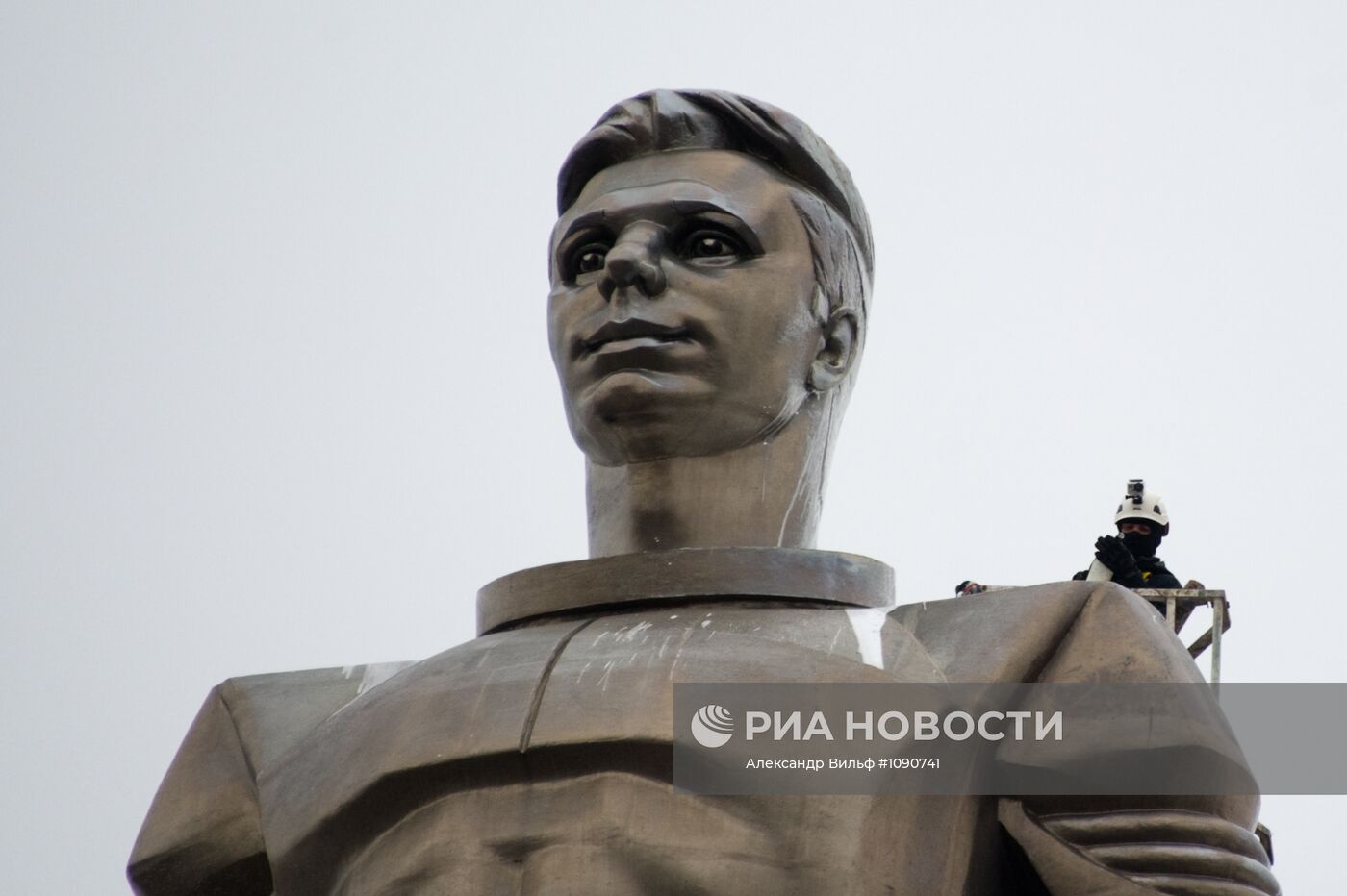 Мойка памятника Юрию Гагарину