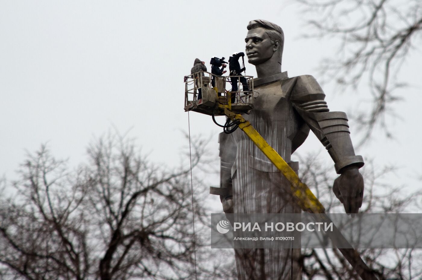 Мойка памятника Юрию Гагарину