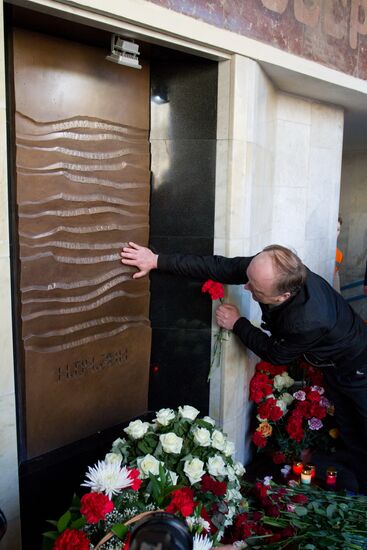 Открытие мемориального знака в память о жертвах теракта в метро