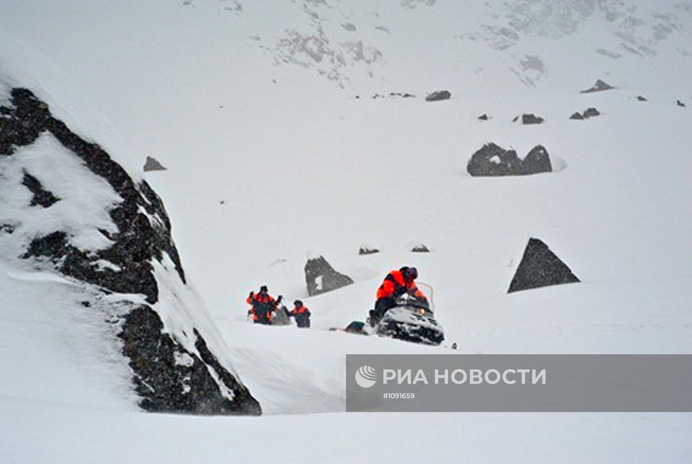 Снежная лавина сошла с гор в Мурманской области