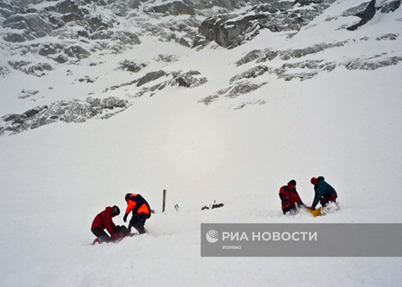 Снежная лавина сошла с гор в Мурманской области