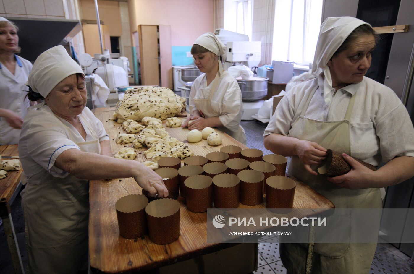 Выпечка пасхальных куличей в Новосибирске