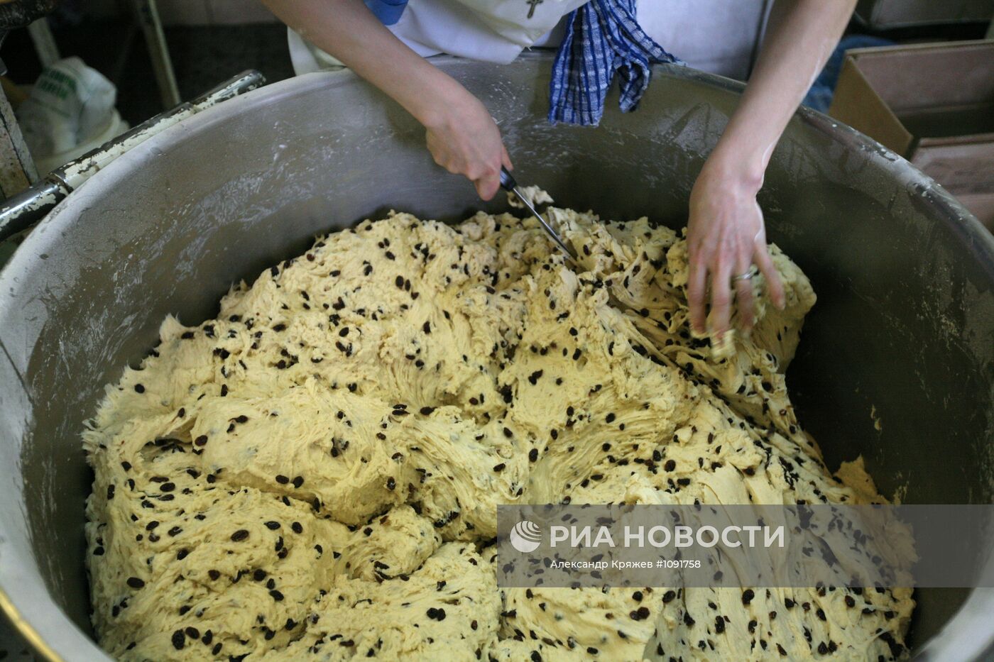 Выпечка пасхальных куличей в Новосибирске