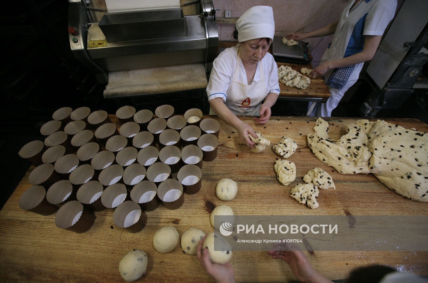 Выпечка пасхальных куличей в Новосибирске