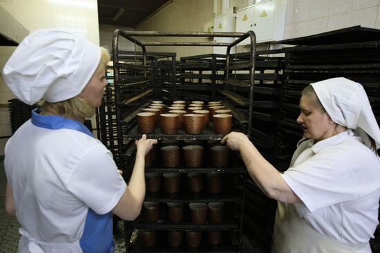 Выпечка пасхальных куличей в Новосибирске