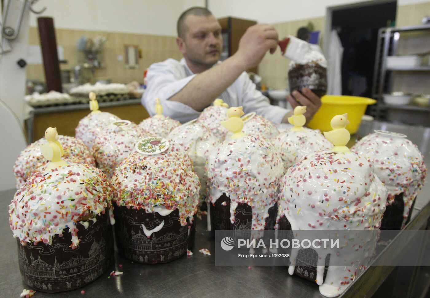 Выпечка пасхальных куличей в Минске