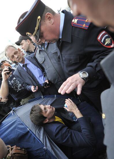 Акция протеста против итогов выборов мэра в Астрахани