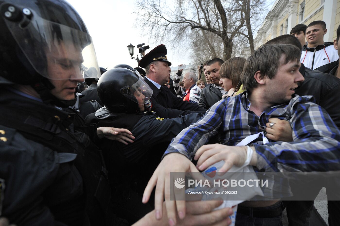 Акция протеста против итогов выборов мэра в Астрахани