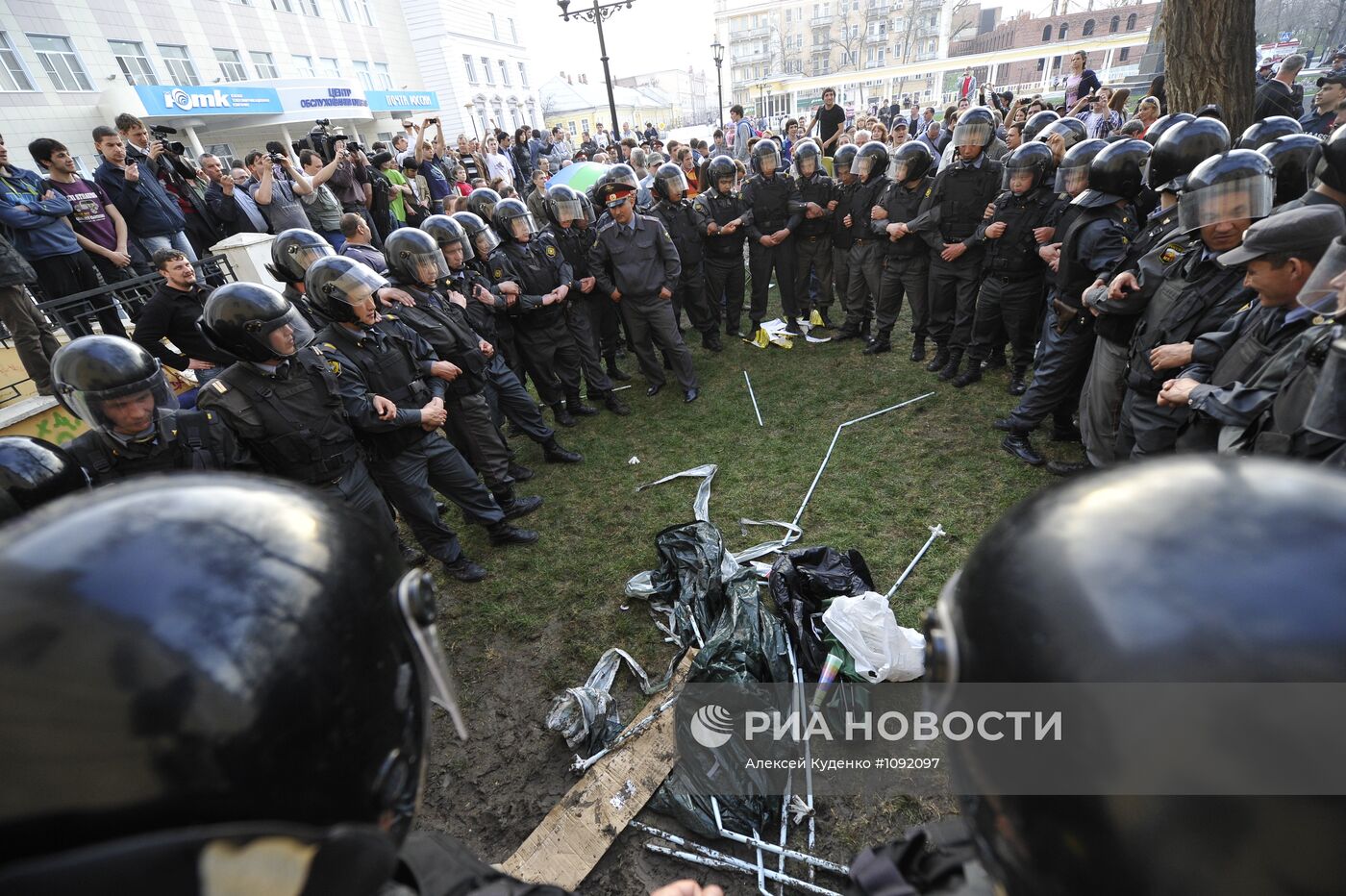 Акция протеста против итогов выборов мэра в Астрахани