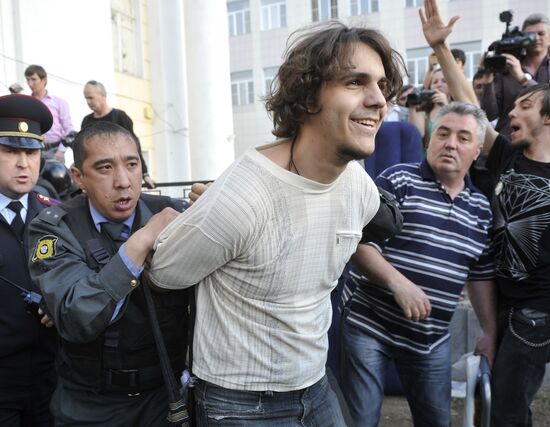 Акция протеста против итогов выборов мэра в Астрахани