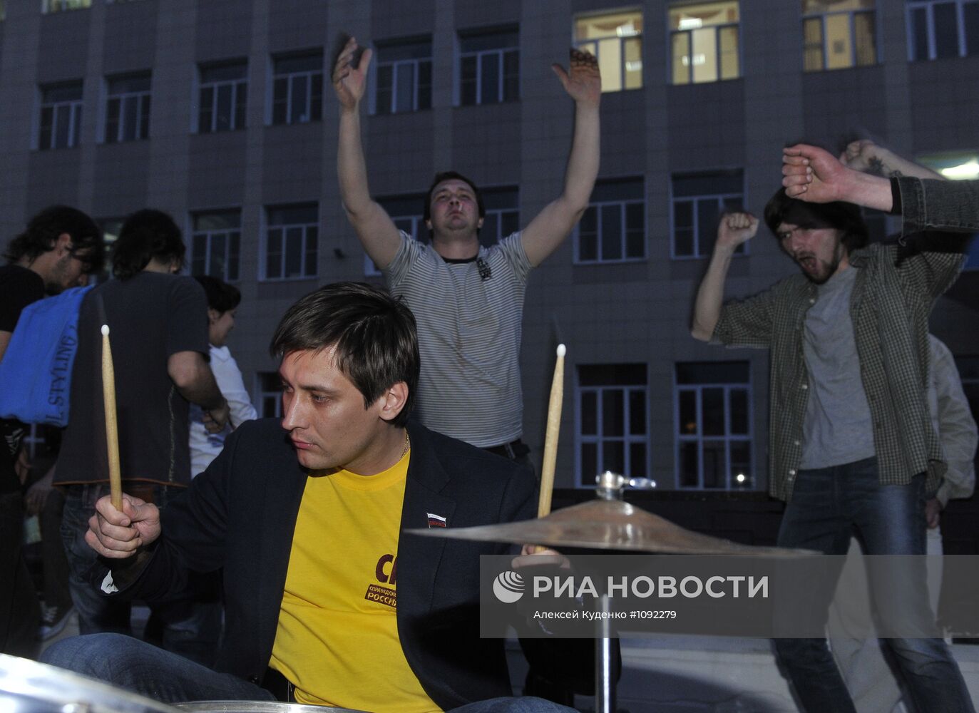 Акция протеста против итогов выборов мэра в Астрахани