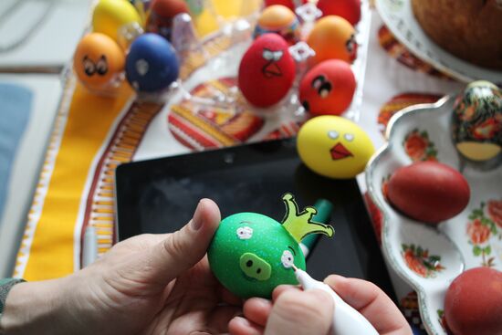 Оформление пасхальных яиц в стиле компьютерной игры Angry Birds