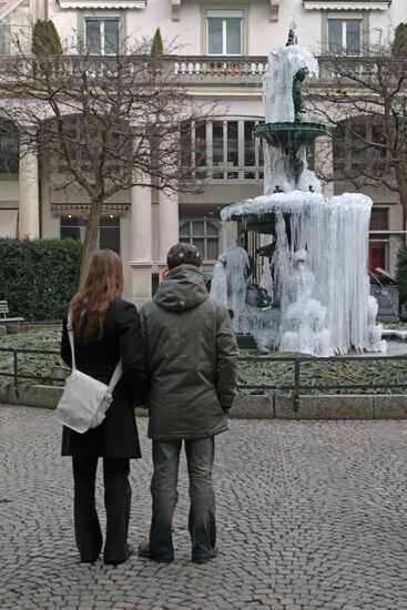 Замерзший фонтан в Цюрихе