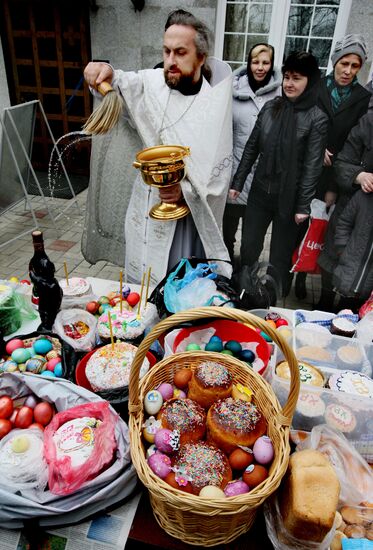 Освящение пасхальных куличей в регионах России