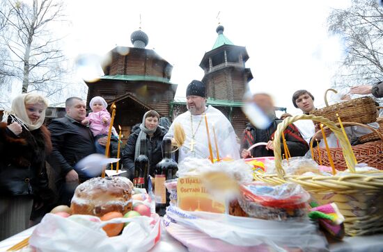 Освящение куличей в Храме Иоанна Кронштадтского в Москве