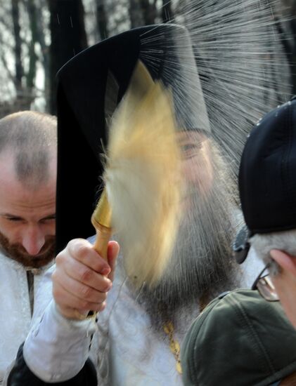 Освящение пасхальных куличей в Донском монастыре