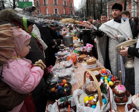 Священник освящает куличи