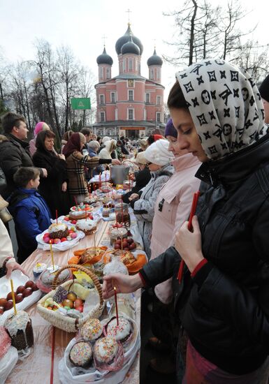 Освящение пасхальных куличей в Донском монастыре