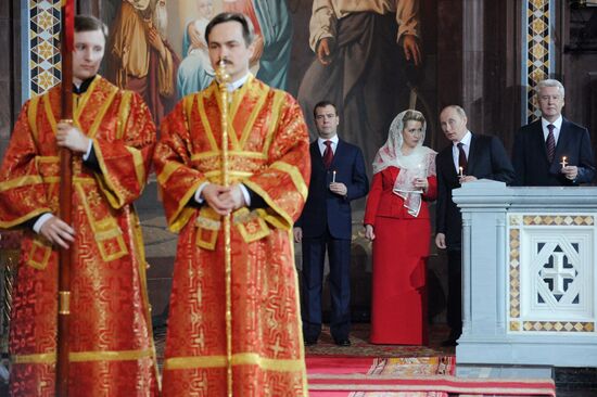 Д.Медведев и В.Путин в храме Христа Спасителя в Москве