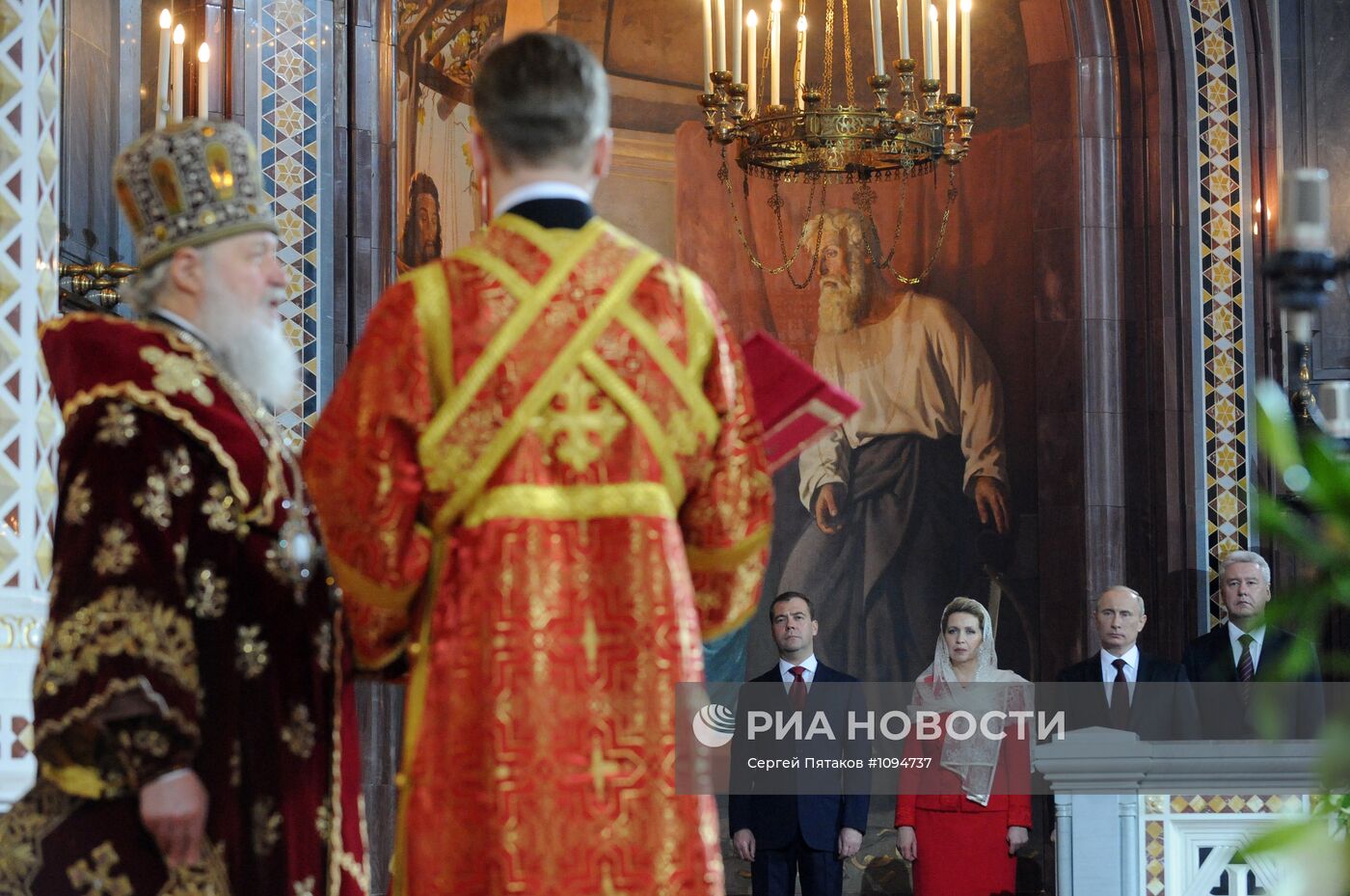 Д.Медведев и В.Путин в храме Христа Спасителя в Москве