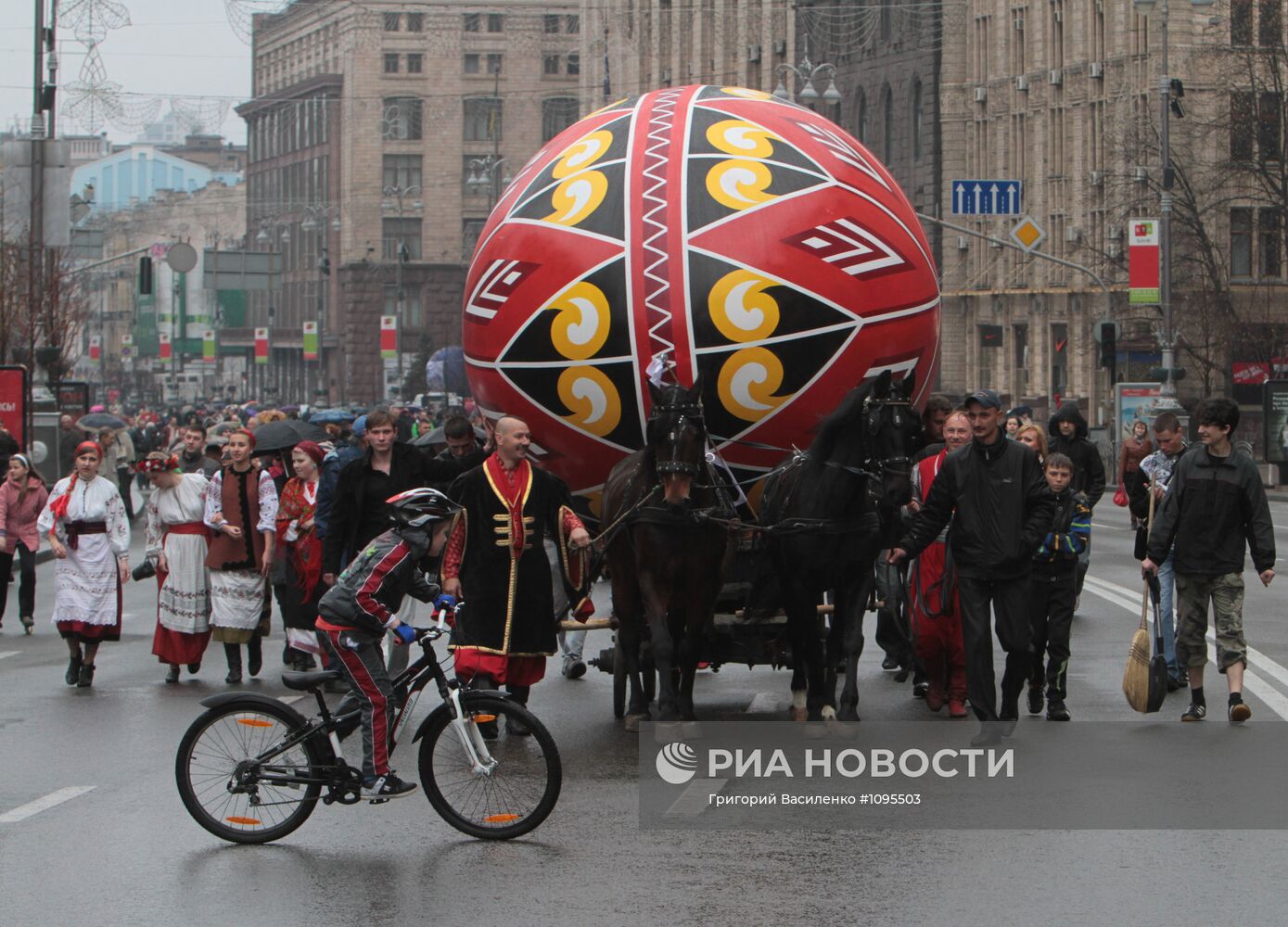 В честь праздника Пасхи в Киеве установили гигантскую писанку