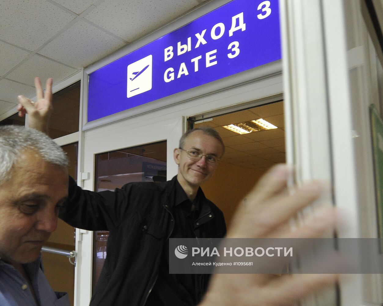 Олег Шеин в аэропорту Астрахани перед вылетом в Москву