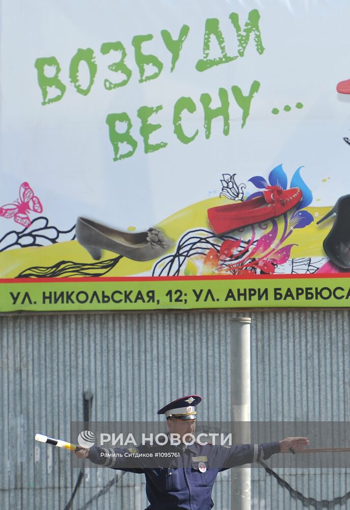 Сотрудник ГИБДД регулирует движение на улице в Астрахани
