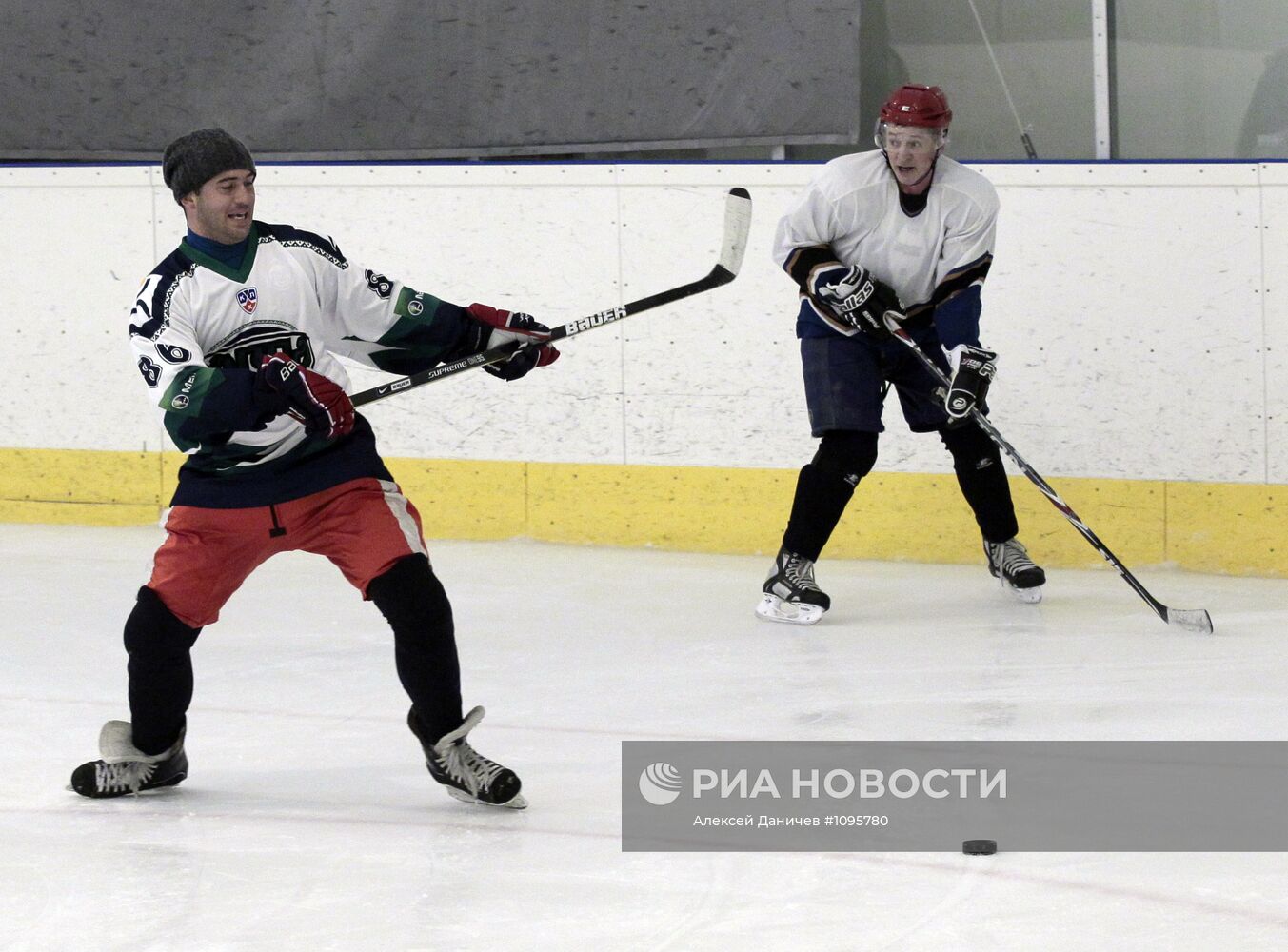 Хоккейный матч между футболистами "Зенита"