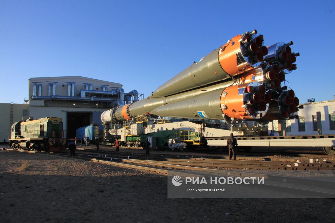 Вывоз ракеты "Союз-У" с грузовым кораблем на стартовый комплекс