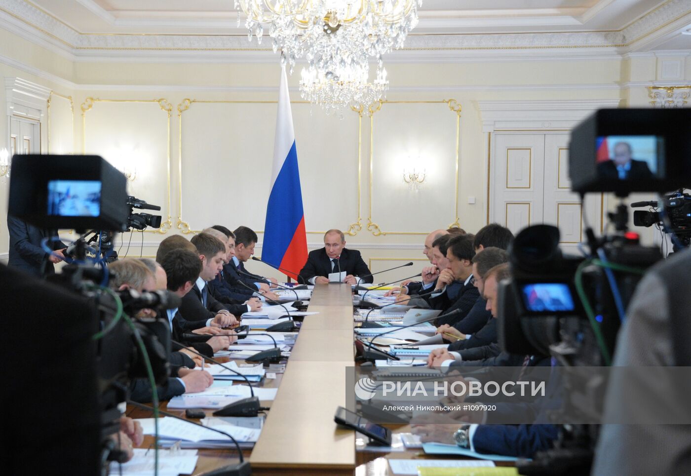 Владимир Путин проводит совещание в Ново-Огарево
