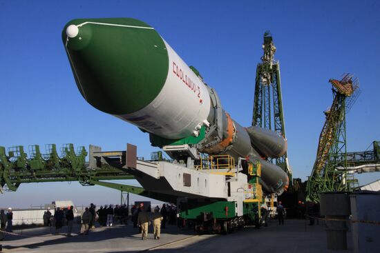 Вывоз ракеты "Союз-У" с грузовым кораблем на стартовый комплекс