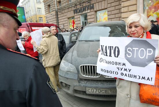 Пикет КПРФ против базы НАТО у посольства США в Москве