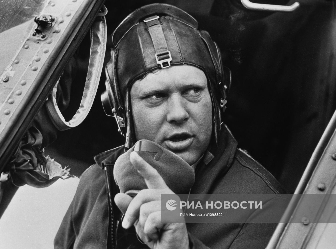 Командир вертолета Ми-8 капитан К.Е. Блин