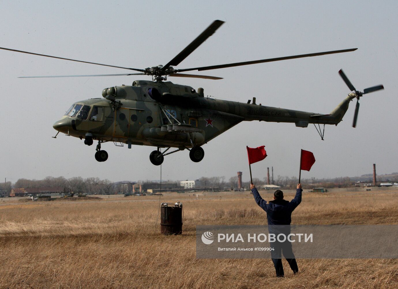 Учебно-тренировочные полеты вертолетов на авиабазе "Черниговка"