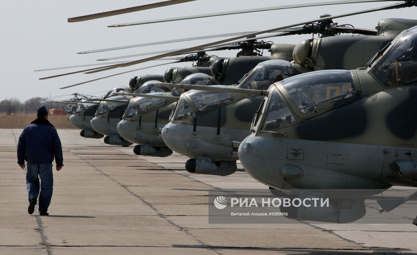 Учебно-тренировочные полеты вертолетов на авиабазе "Черниговка"