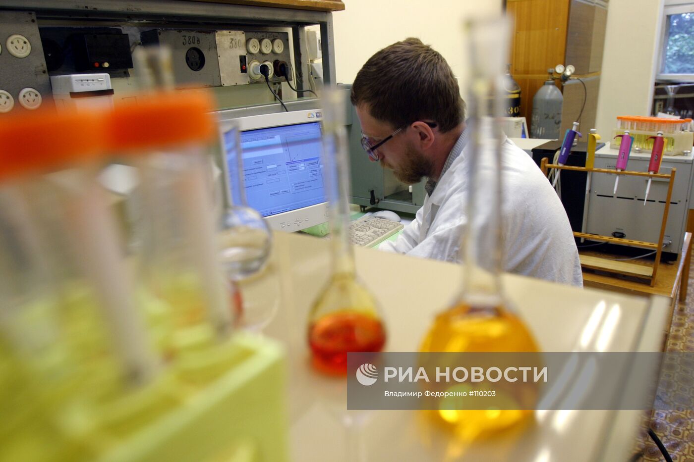 Сергей Тюжиков в лаборатории биогеохимиии окружающей среды