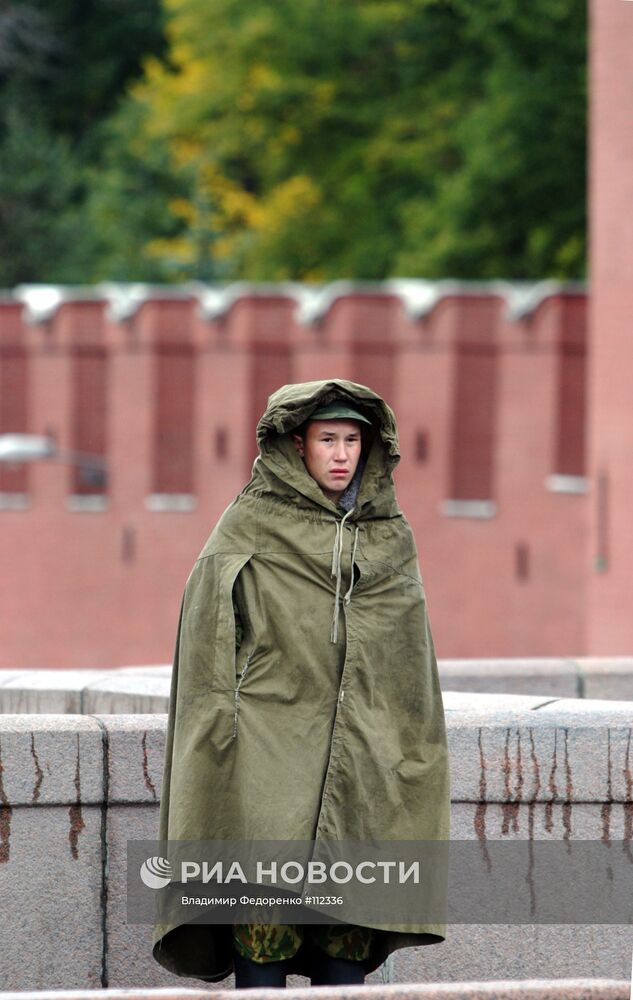 Солдат на мосту у Красной площади