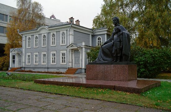 Памятник Марии Ульяновой и ее знаменитому сыну