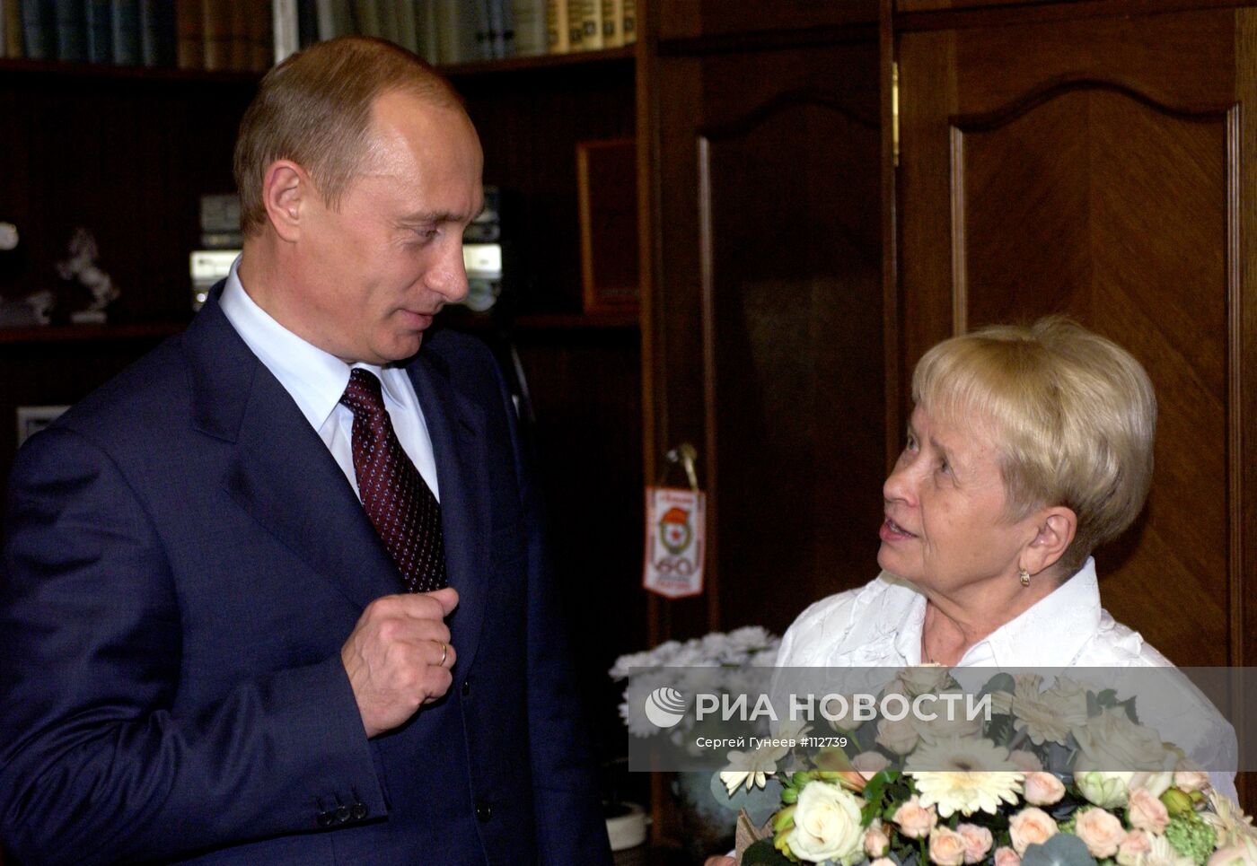 В.Путин поздравляет А.Пахмутову с юбилеем