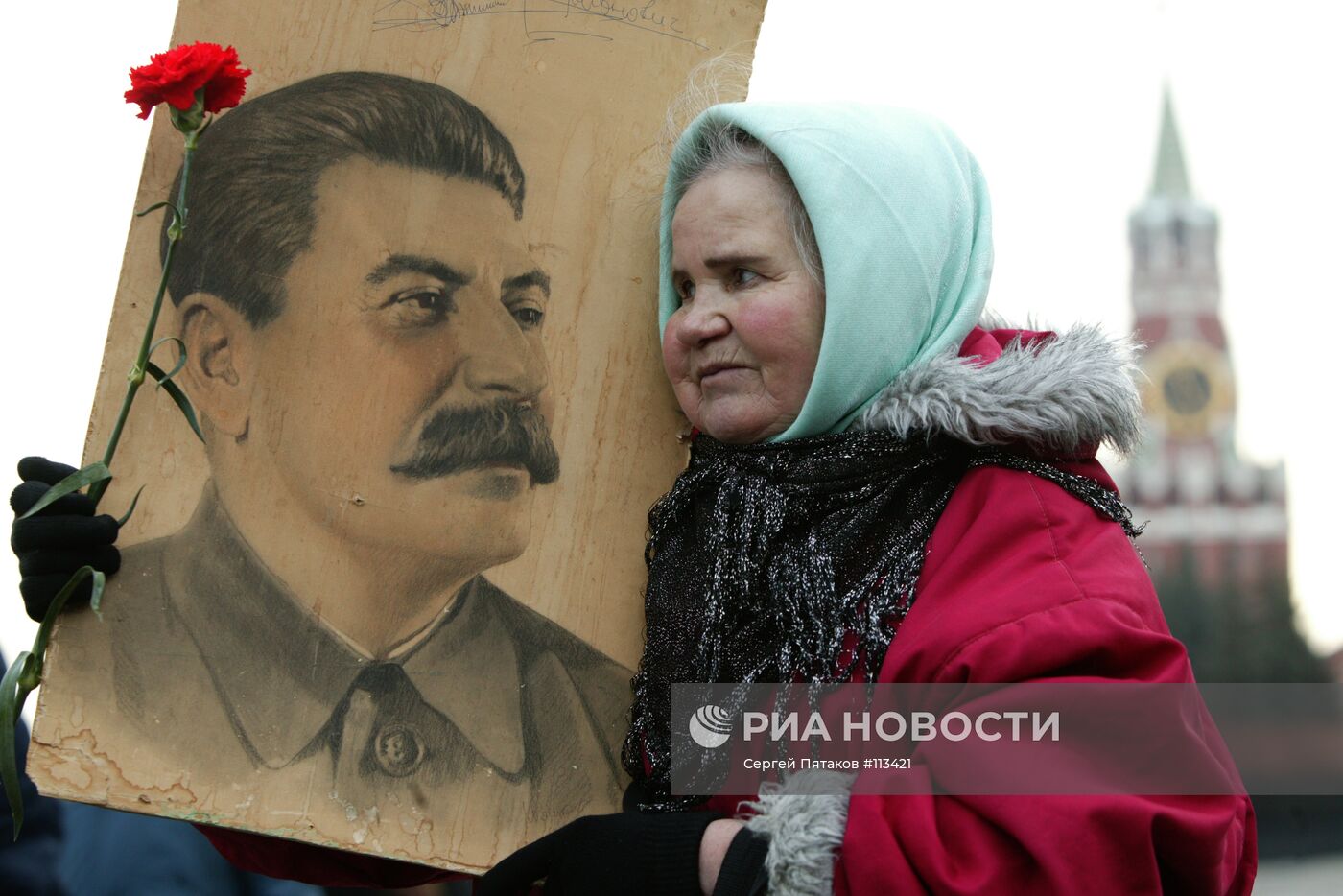 Женщина с портретом Сталина на Красной площади