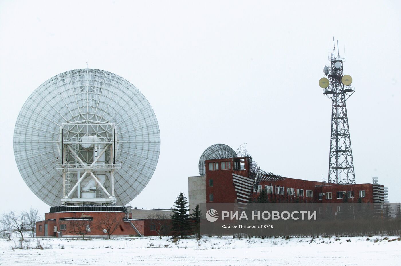 Антенна ИНТЕНСАТ в центре космической связи